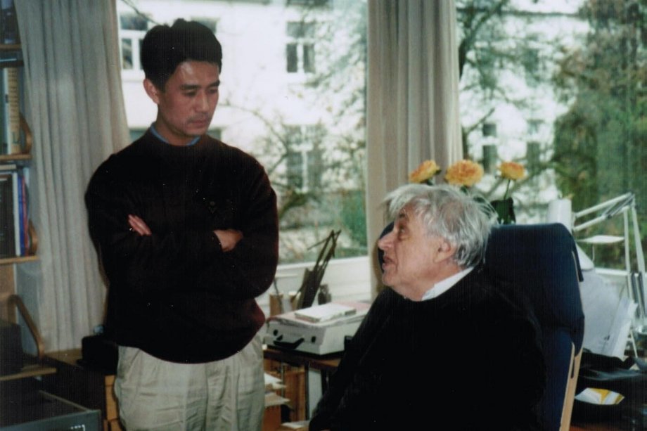 Composers Xiaoyong Chen and György Ligeti are deep in conversation