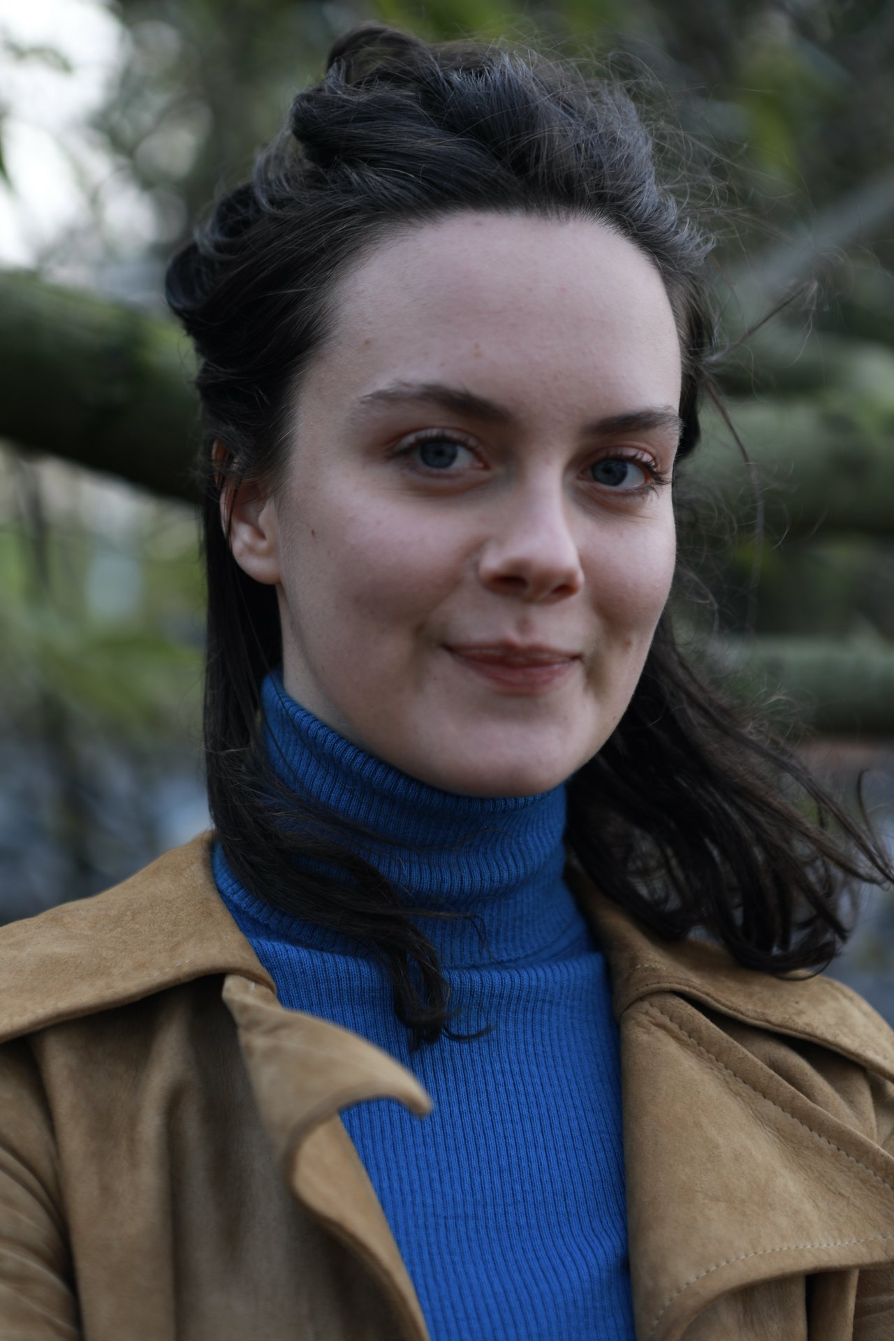 Portraitfoto von Olivia Müller-Elmau vor einem Ast
