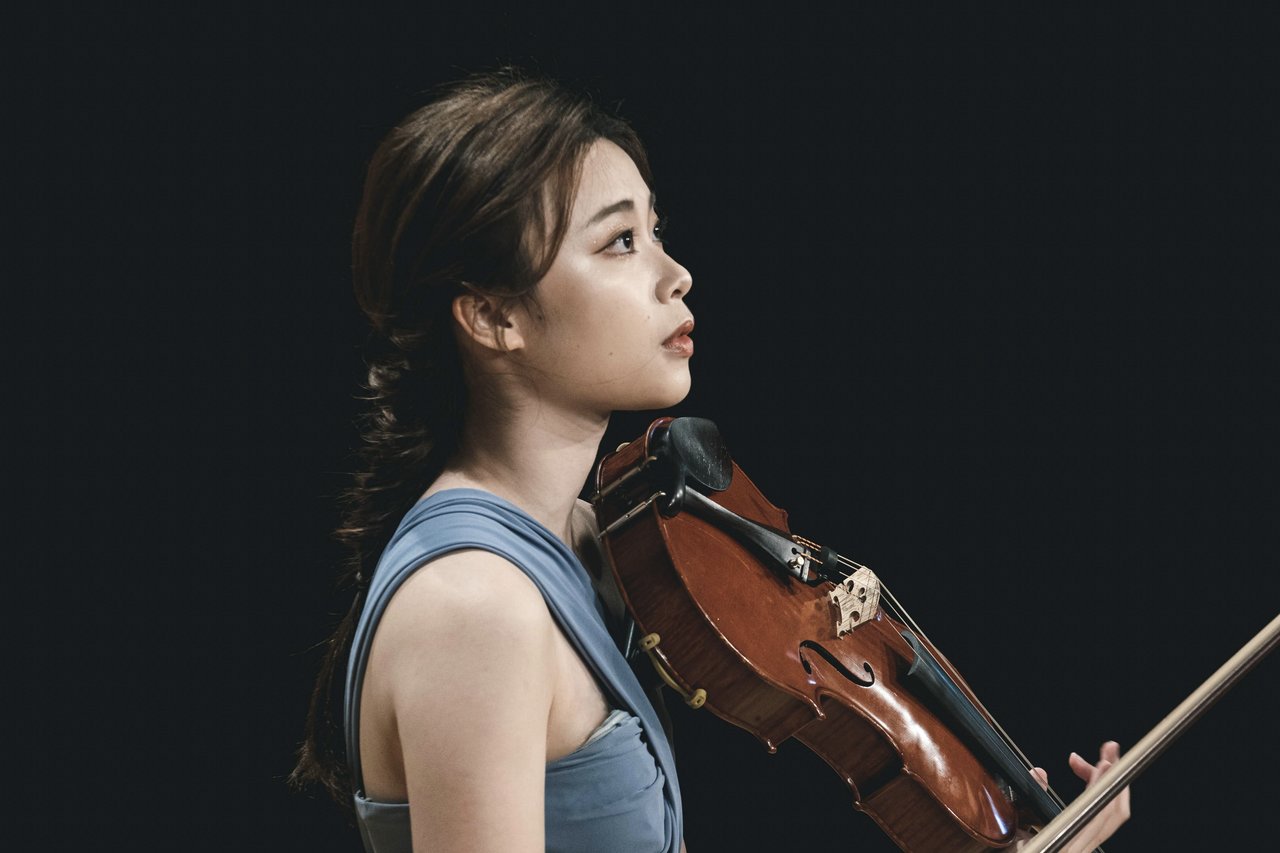 Musikerin im Profil mit Viola in der Hand