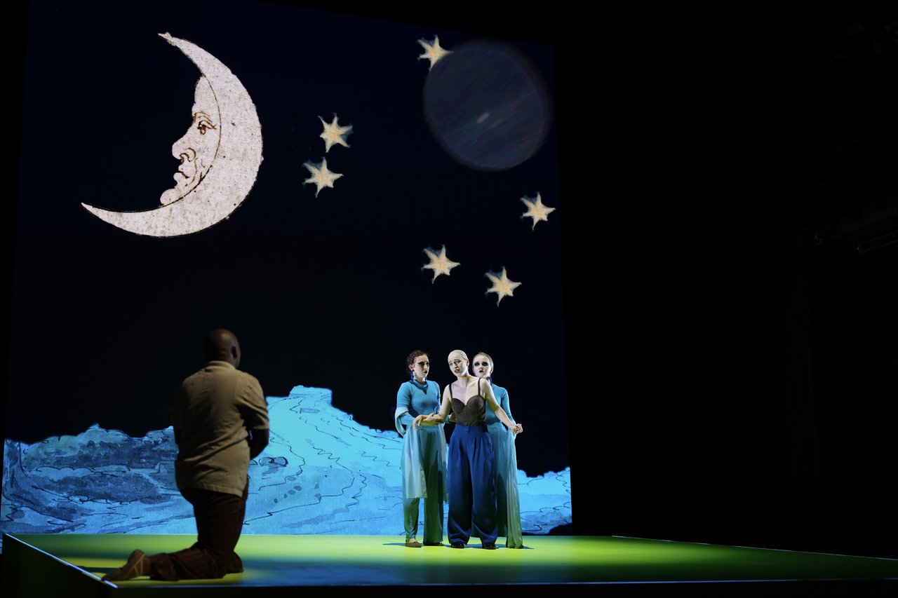 Bühnenbild mit Mond, Sternen und 4 Darsteller:innen
