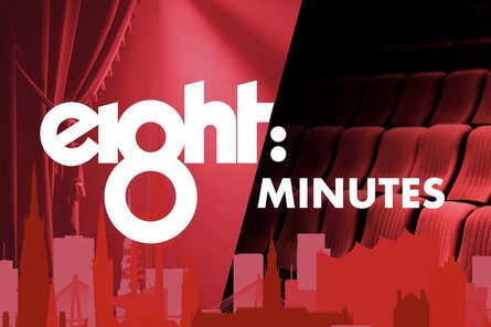 Logo von "eight minutes" auf rotem Hintergrund mit Hamburger Wahrzeichen