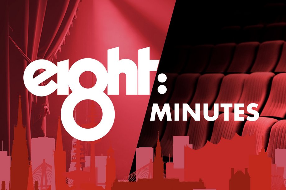 Logo von "eight minutes" auf rotem Hintergrund mit Hamburger Wahrzeichen