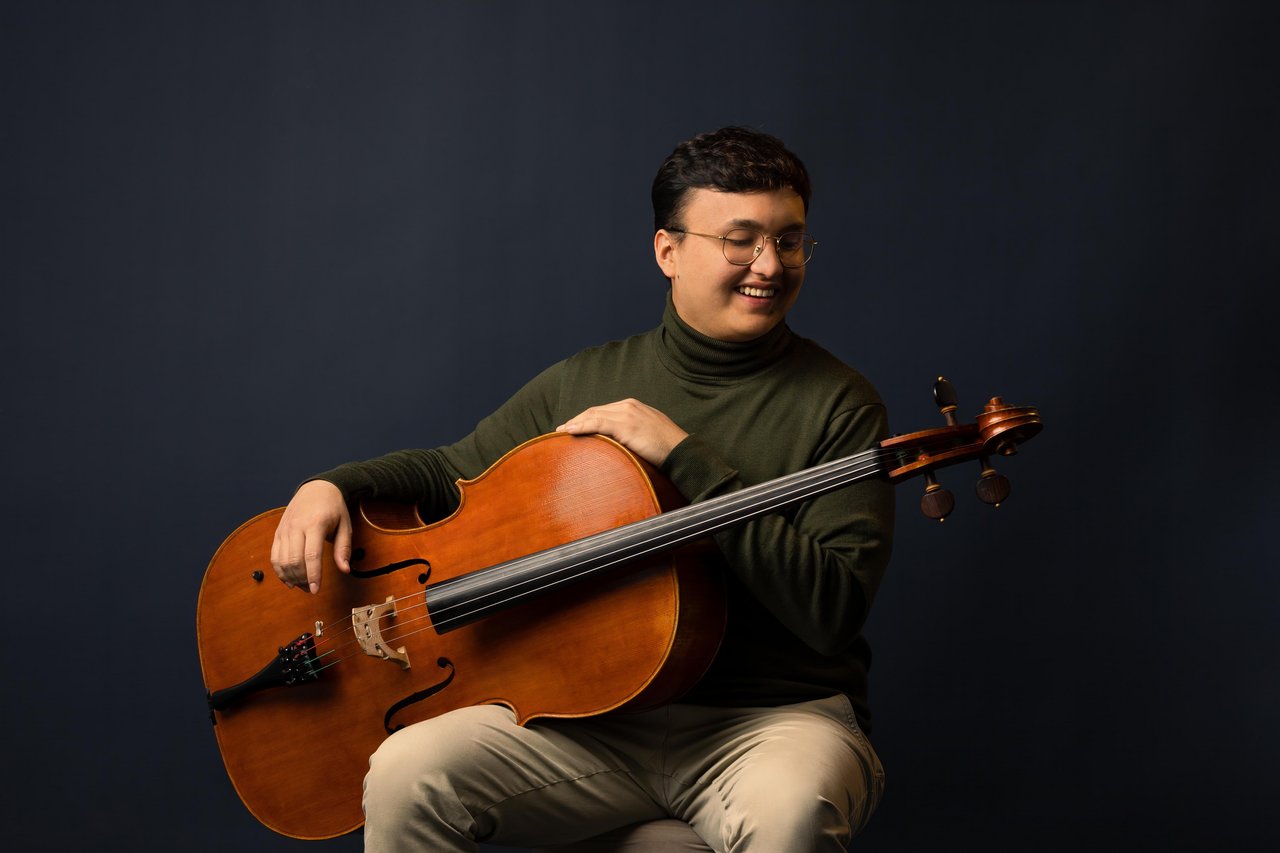 Musiker mit Instrument Cello, dunkle Farben