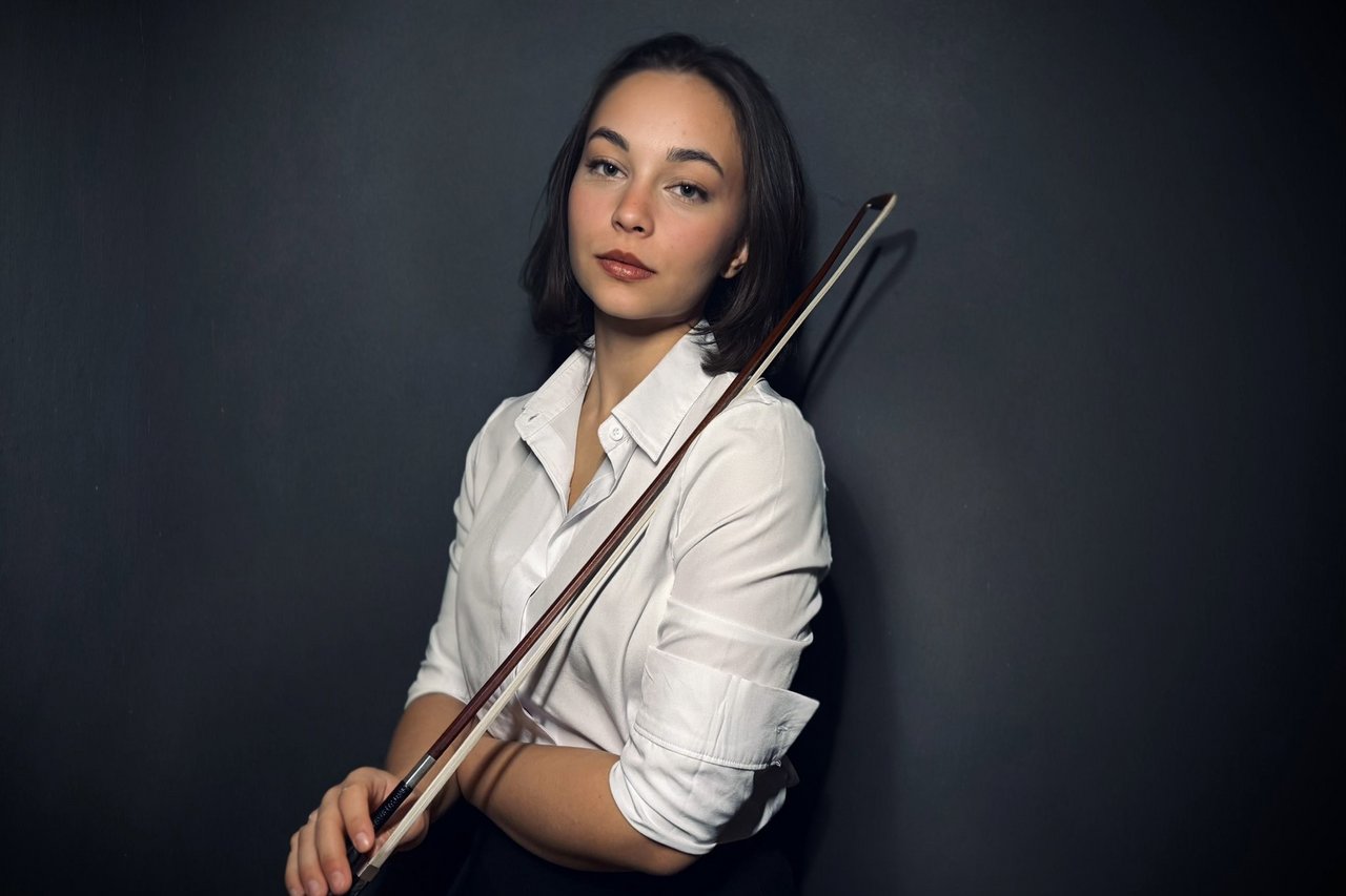 Zeynep Duru Serto?lu mit einem Bogen