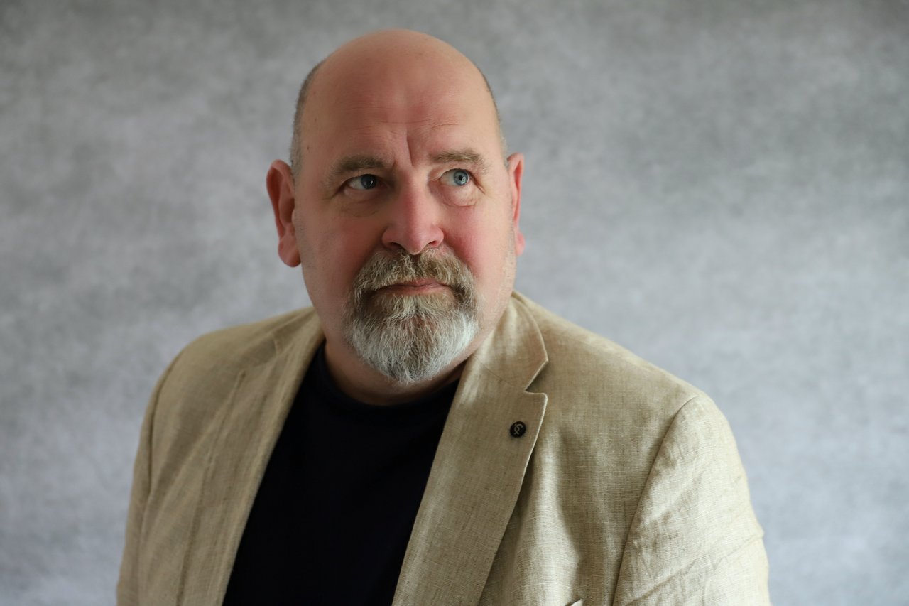 Portrait Sven Hiemke vor hellem Hintergrund