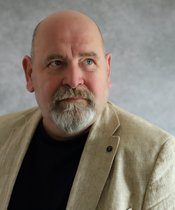 Portrait Sven Hiemke vor hellem Hintergrund