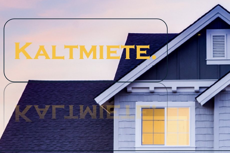 Schriftzug "Kaltmiete" auf einem Bild von einem Haus