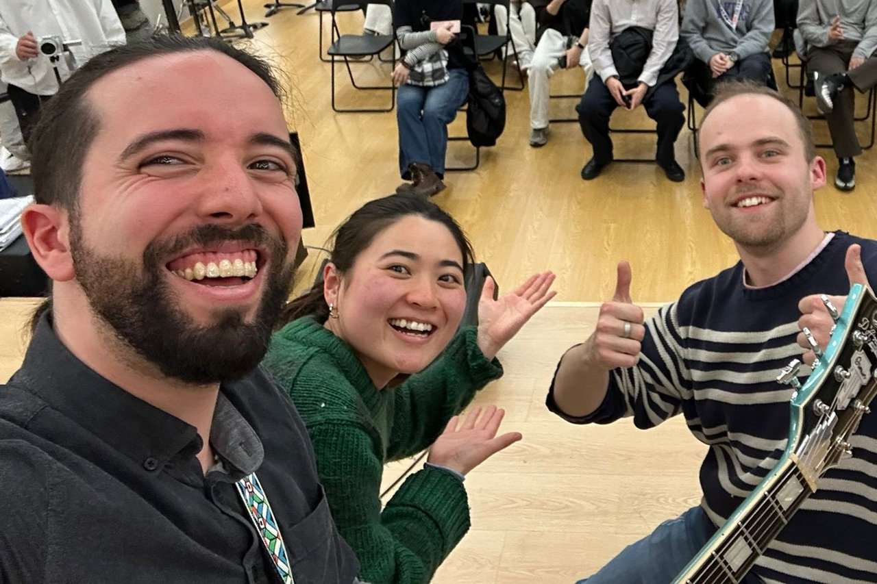 Aufnahme mit den drei Jazz-Musiker:innen des Trio Peace