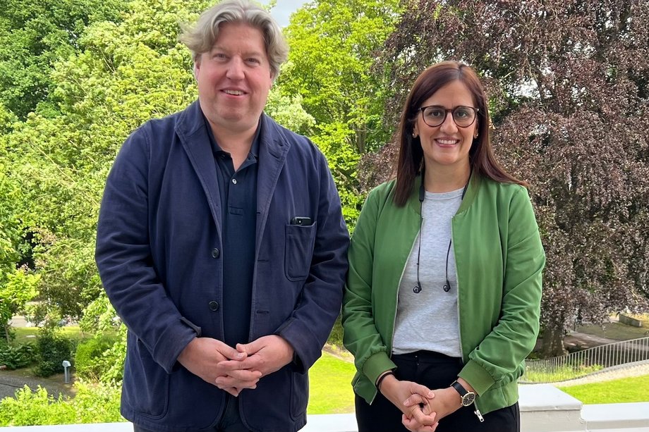 Porträtfoto von einer Frau und einem Mann vor einem landschaftlichen Hintergrund