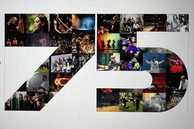 die Zahl 75 bestehend aus vielen kleinen einzelnen Fotos