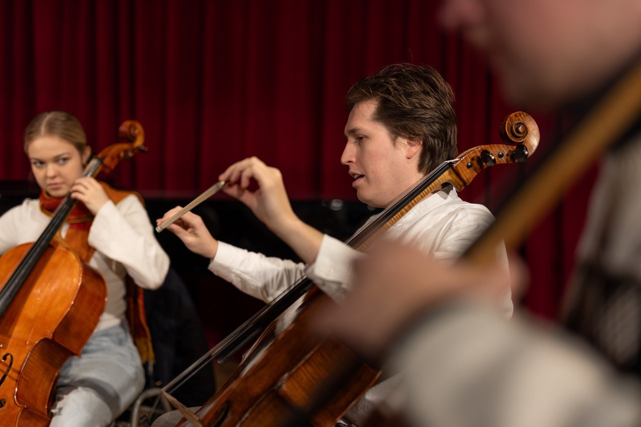 Person in Seitenansicht mit Cello