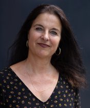 Portrait vor einer Backsteinmauer