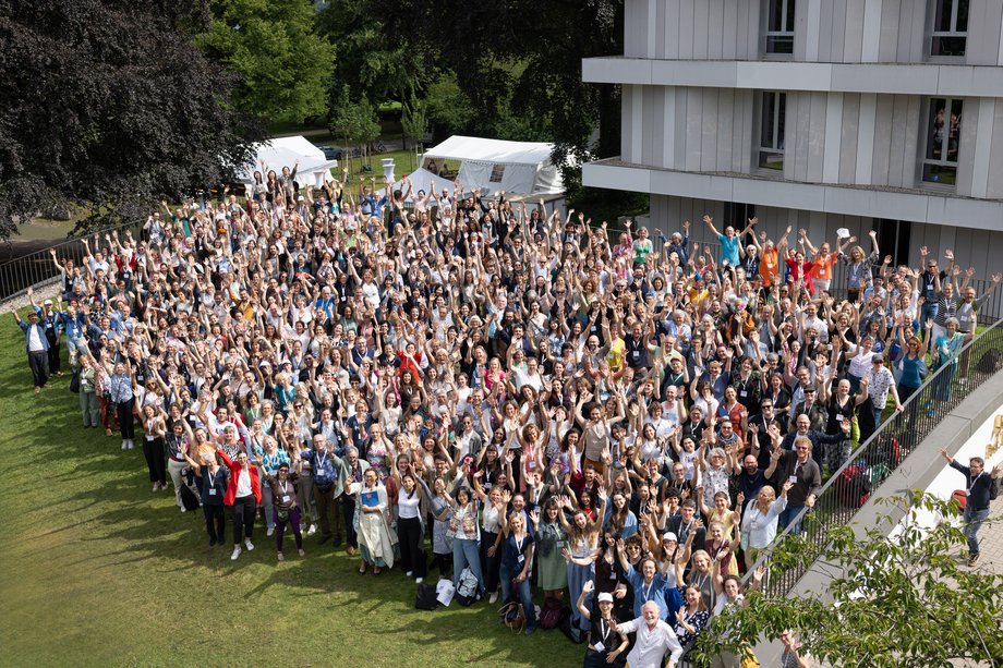 Eine sehr große Gruppe von Menschen auf dem Rasen vor der HfMT