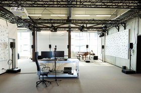 leerer Veranstaltungsraum mit Flügel und technischem Equipment