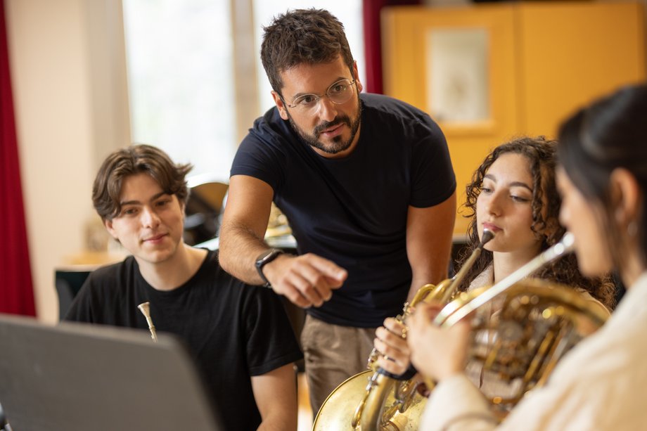 Gruppe von Menschen mit Hörnern in der Hand