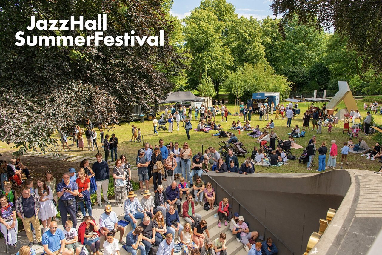 viele Personen auf der Außentribüne der JazzHall und der umliegenden Wiese