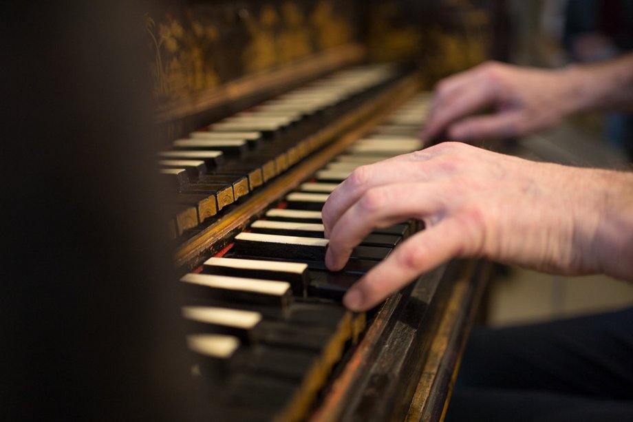 Hands on a harpsichord keyboard