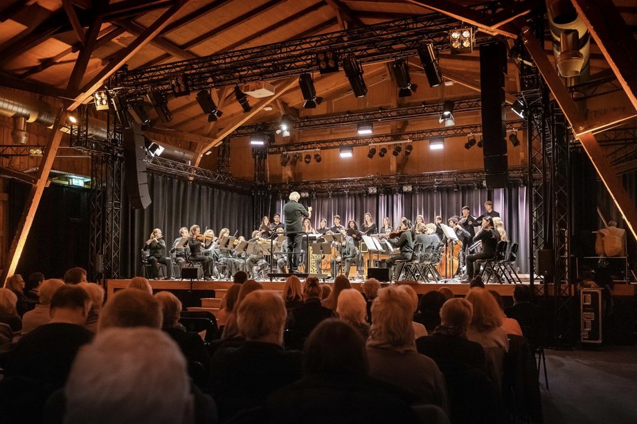Dirigent Ulrich Windfuhr mit den Lüneburger Symphonikern