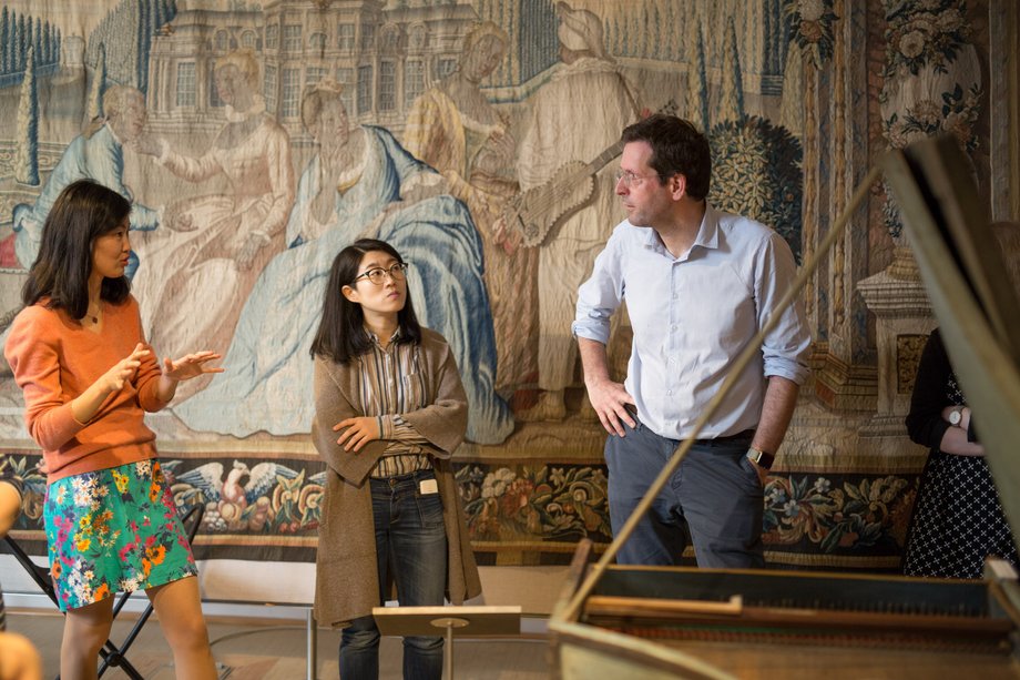People at the harpsichord in the museum