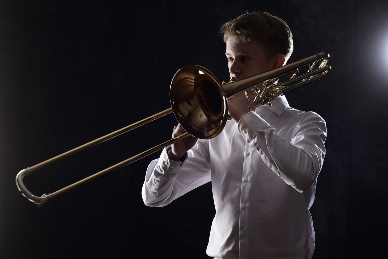 Porträt von Marc Jonas Krohn, während er Posaune spielt